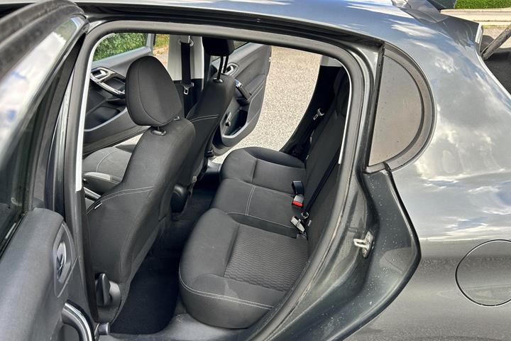 Grå Peugeot 208 fra 2016