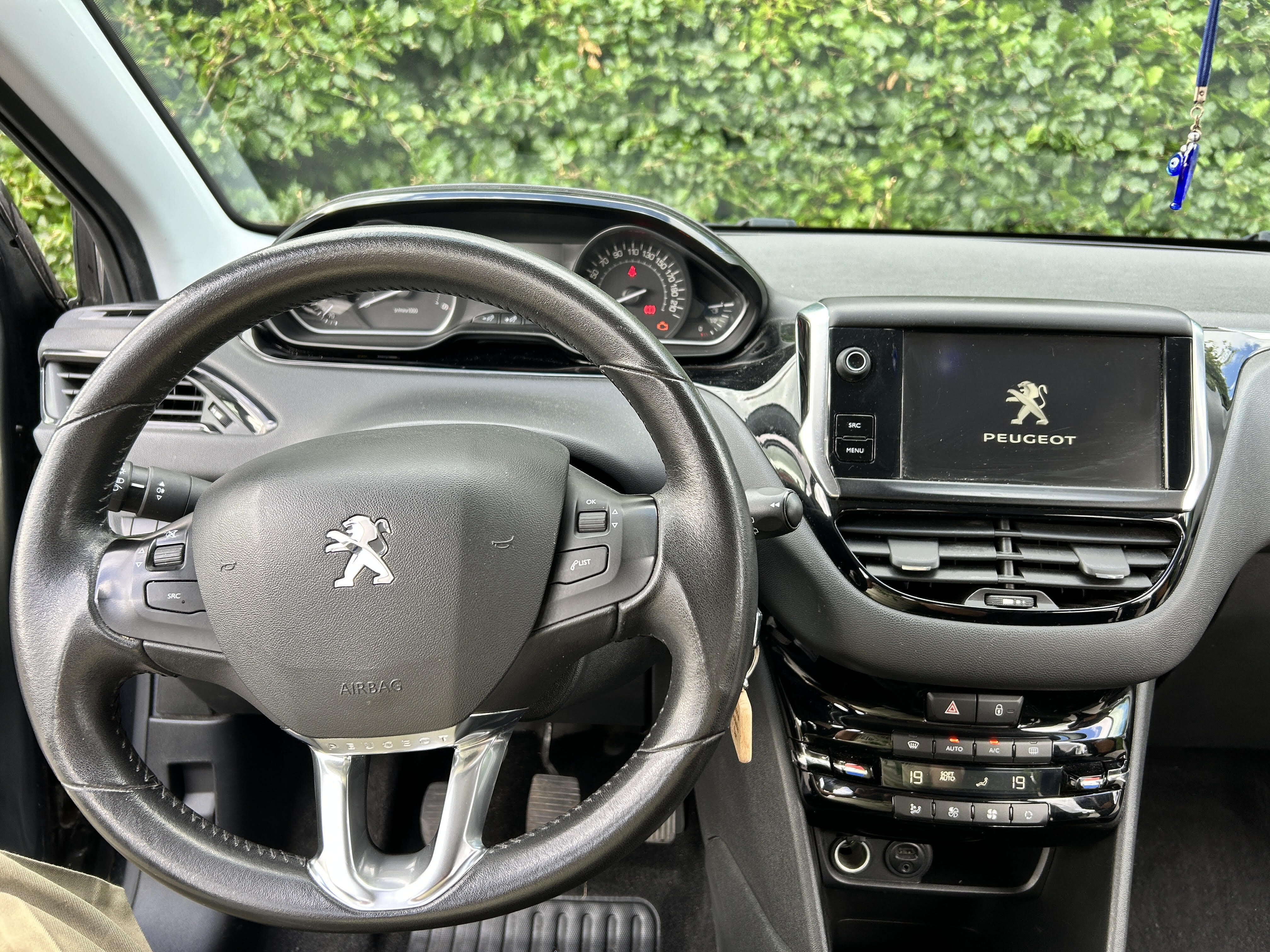 Grå Peugeot 208 fra 2016