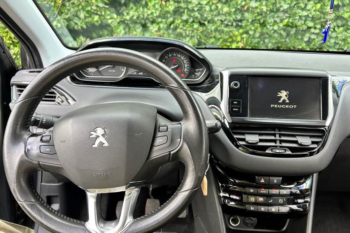 Grå Peugeot 208 fra 2016