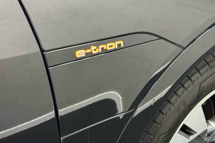 Sort Audi e-tron fra 2020