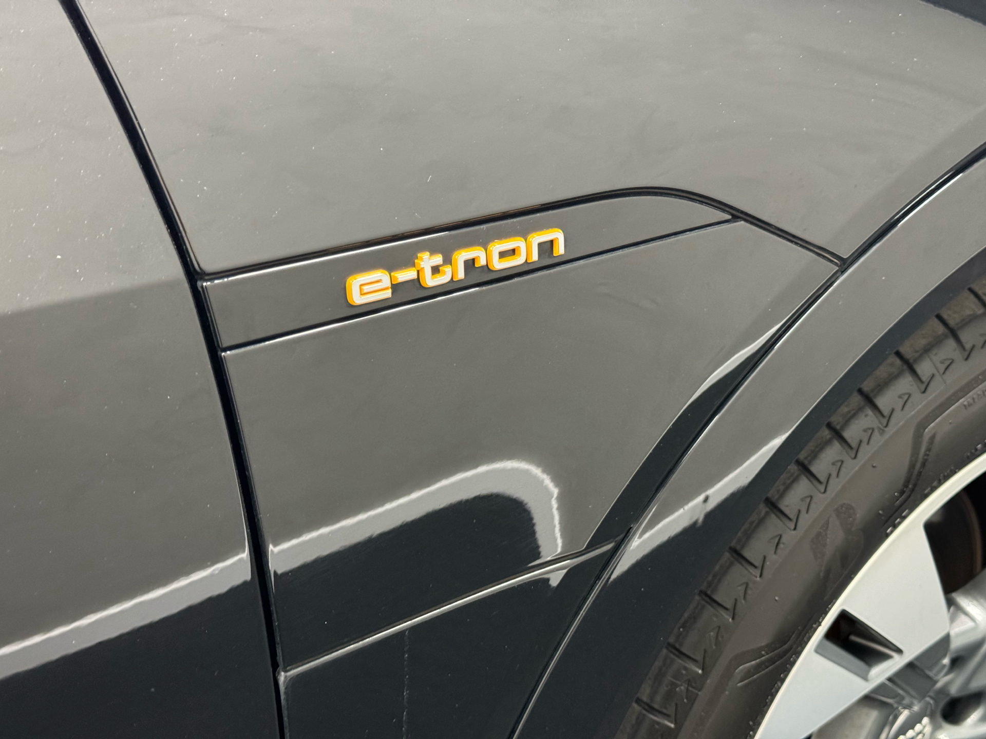 Sort Audi e-tron fra 2020