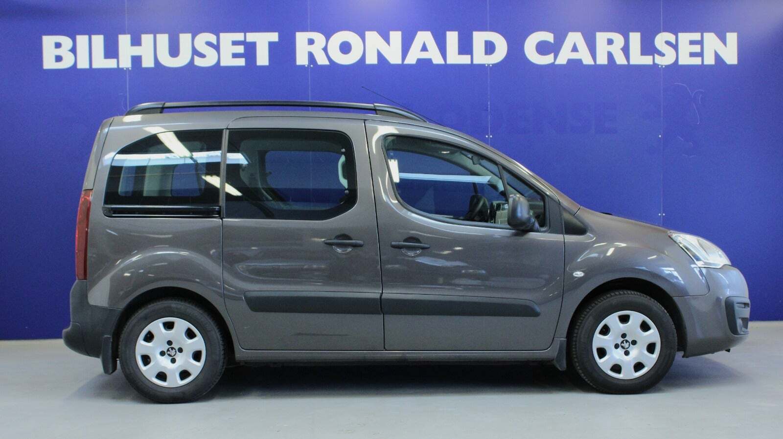 Grå Peugeot Partner Tepee fra 2017