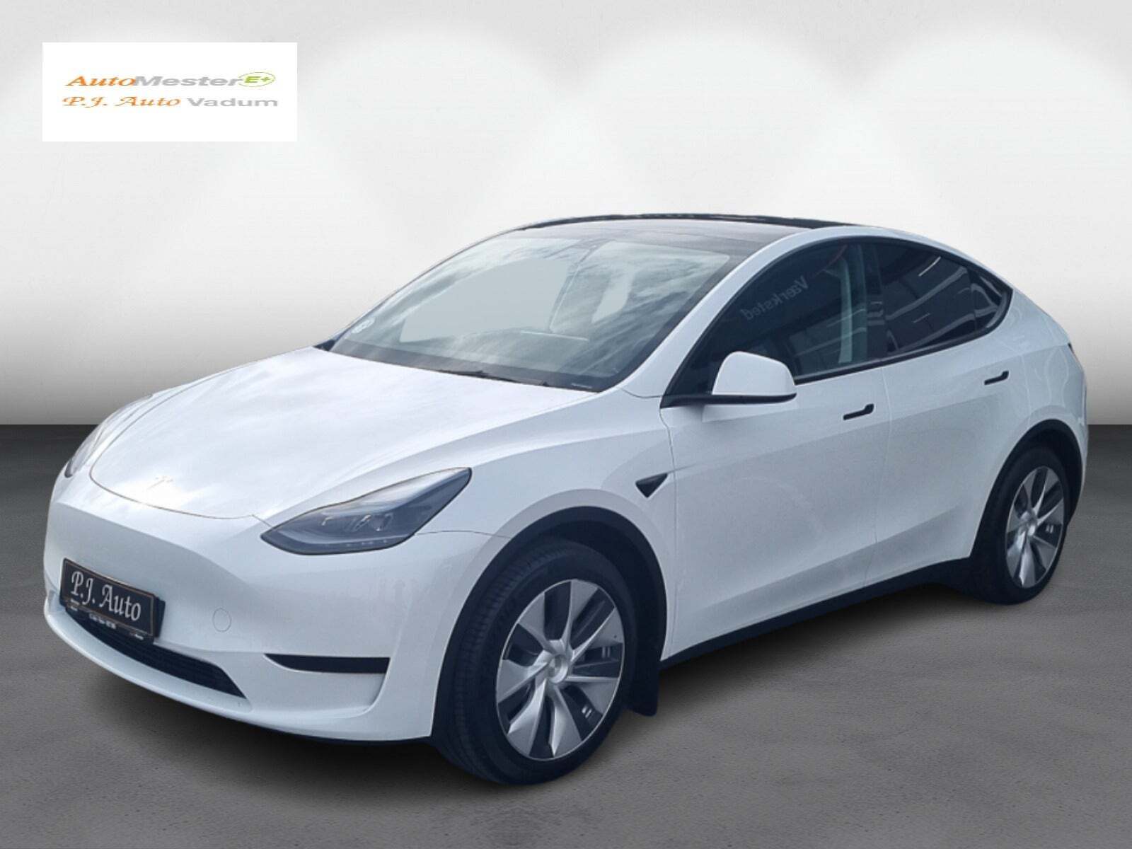Hvid Tesla Model Y fra 2023