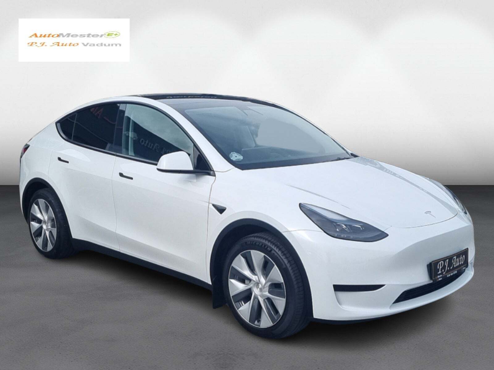 Hvid Tesla Model Y fra 2023
