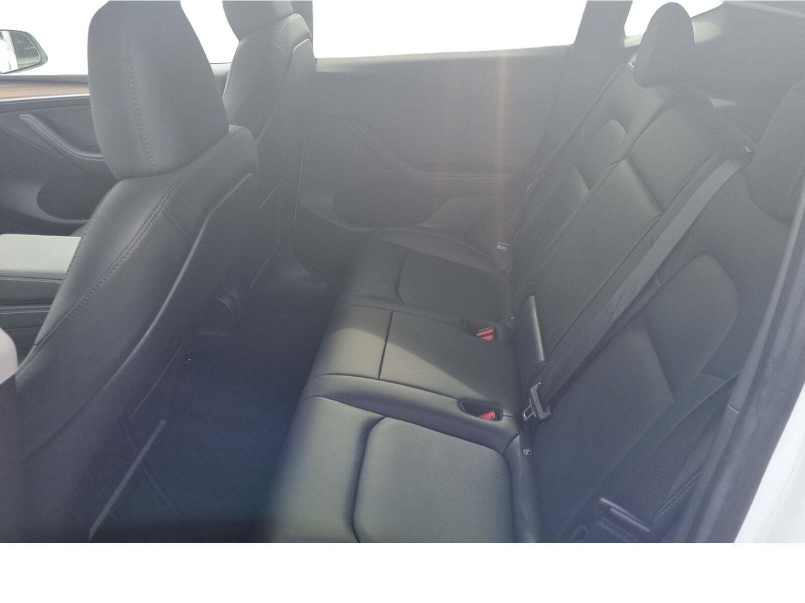 Hvid Tesla Model Y fra 2023