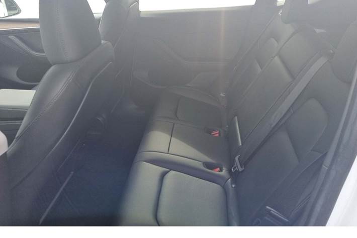 Hvid Tesla Model Y fra 2023