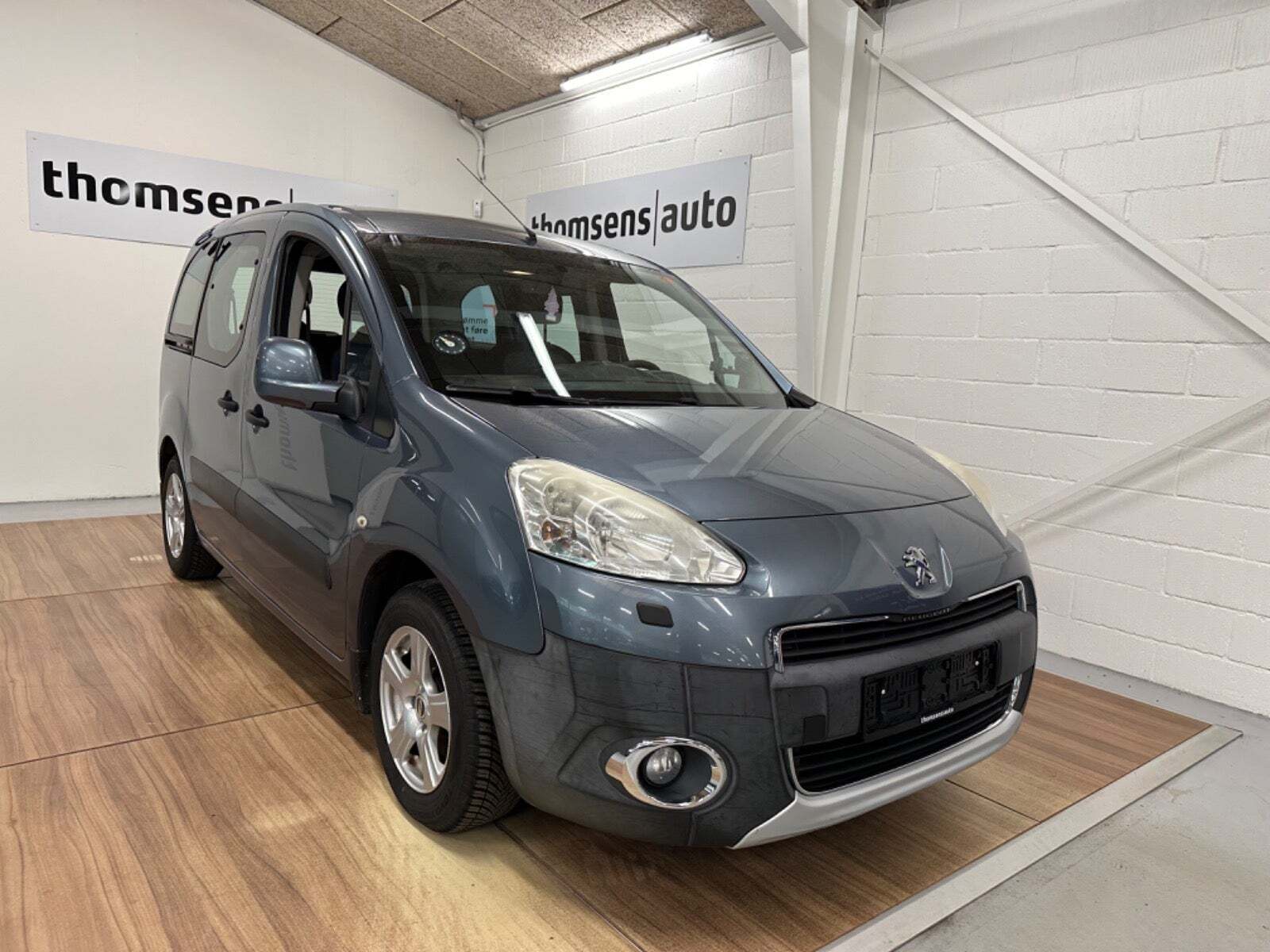 Grå Peugeot Partner Tepee fra 2013 set udefra