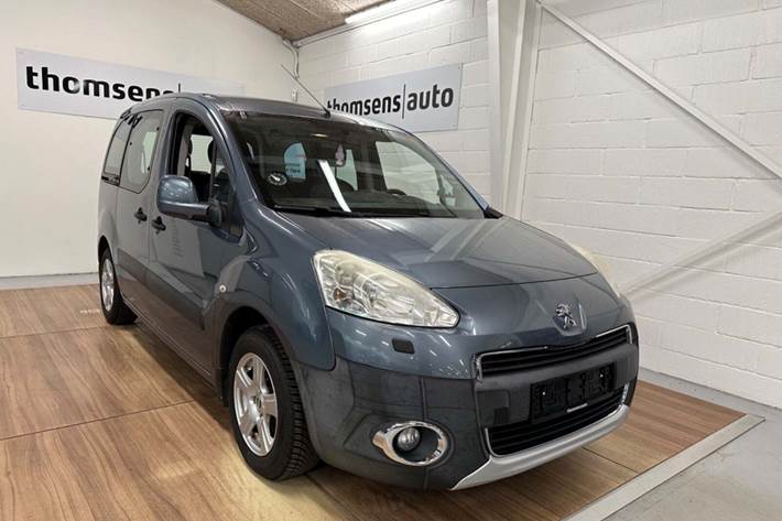Grå Peugeot Partner Tepee fra 2013 set udefra