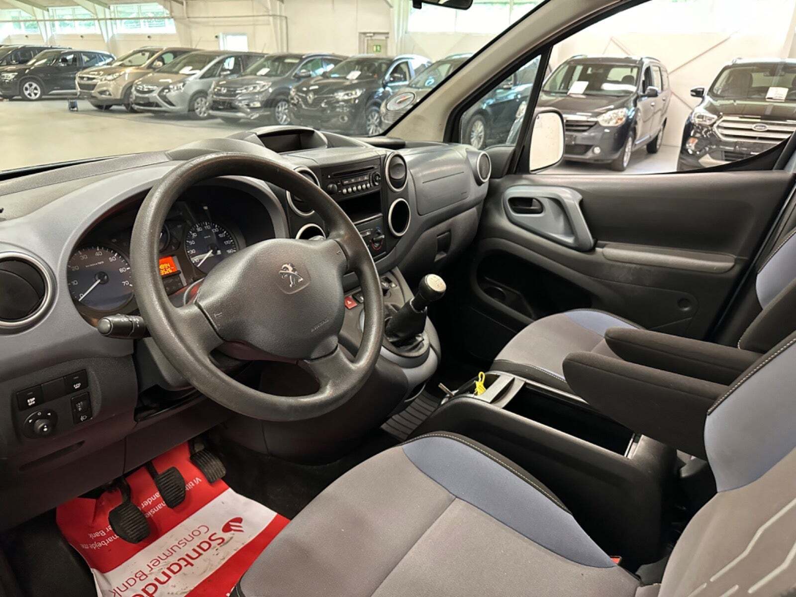 Grå Peugeot Partner Tepee fra 2013 set indefra