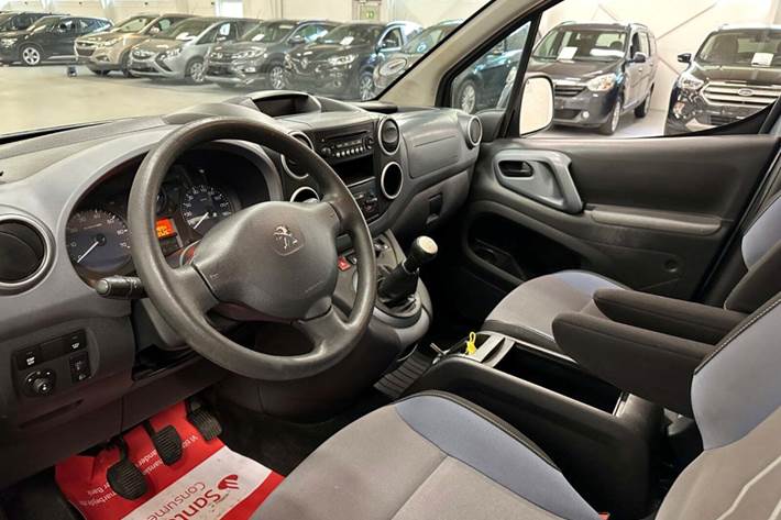 Grå Peugeot Partner Tepee fra 2013 set indefra