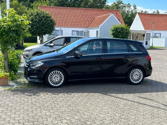 Sort Mercedes B200 d fra 2015