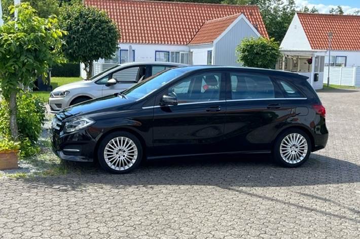 Sort Mercedes B200 d fra 2015