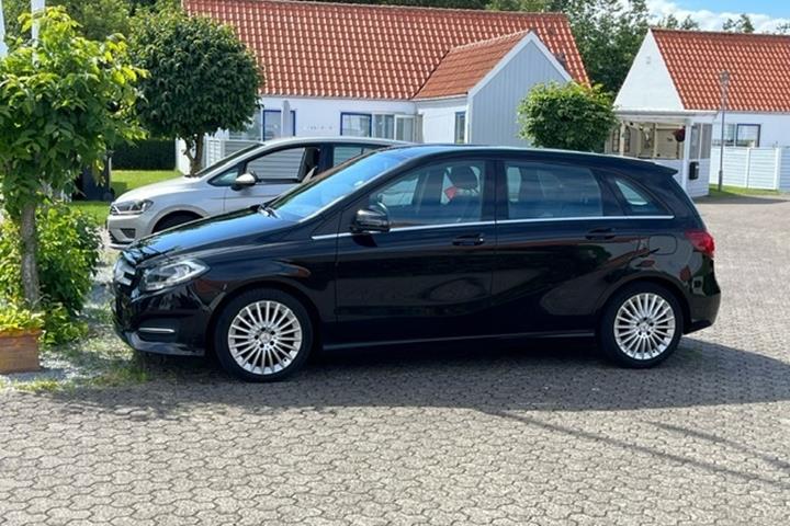 Sort Mercedes B200 d fra 2015