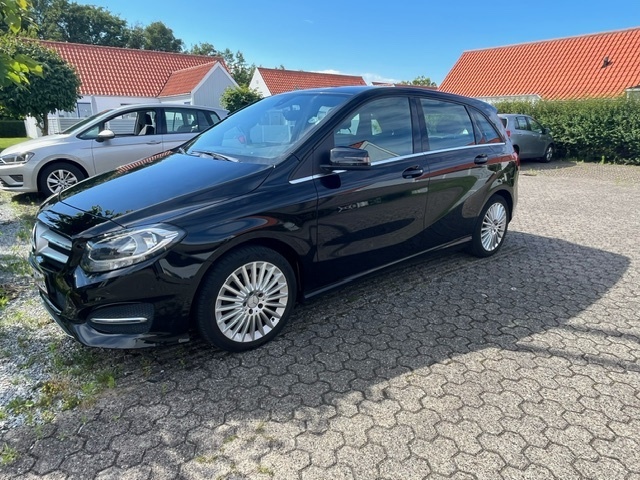 Sort Mercedes B200 d fra 2015
