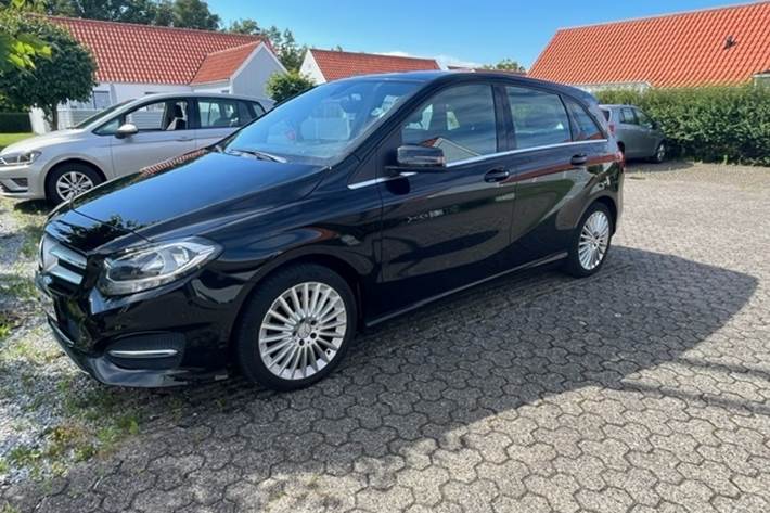 Sort Mercedes B200 d fra 2015