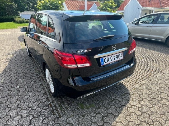 Sort Mercedes B200 d fra 2015
