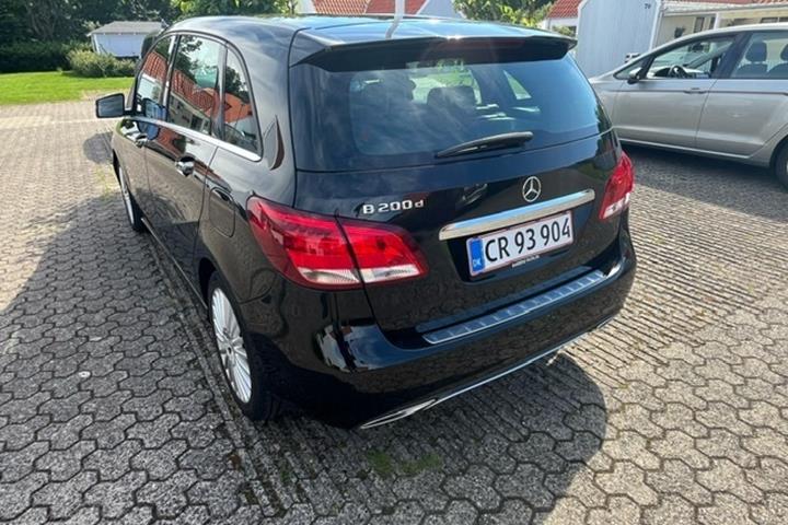 Sort Mercedes B200 d fra 2015