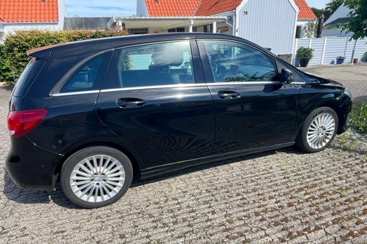 Sort Mercedes B200 d fra 2015