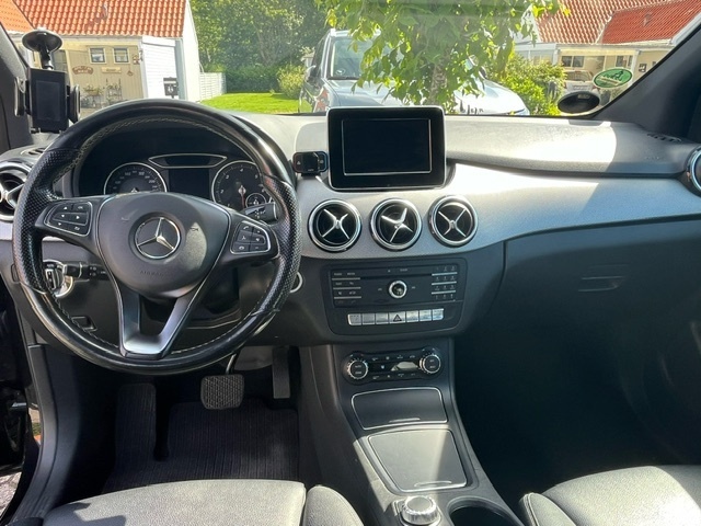 Sort Mercedes B200 d fra 2015