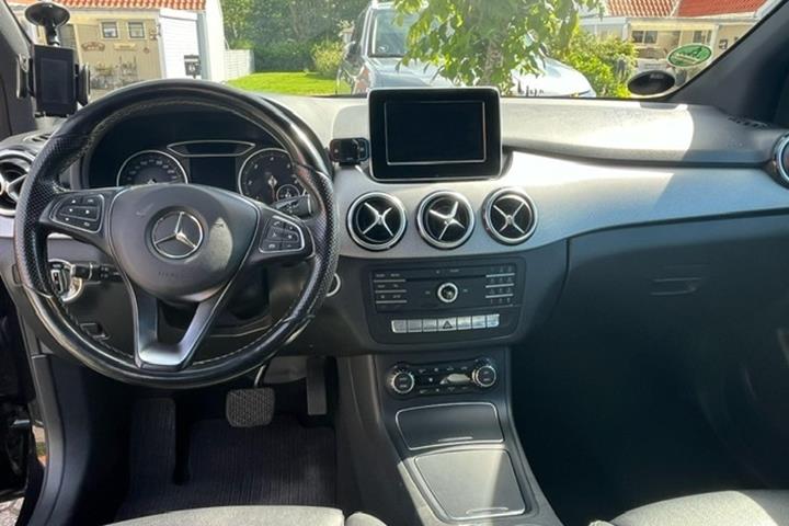Sort Mercedes B200 d fra 2015