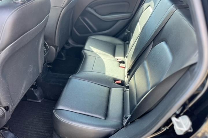 Sort Mercedes B200 d fra 2015