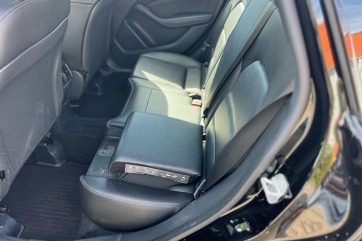 Sort Mercedes B200 d fra 2015