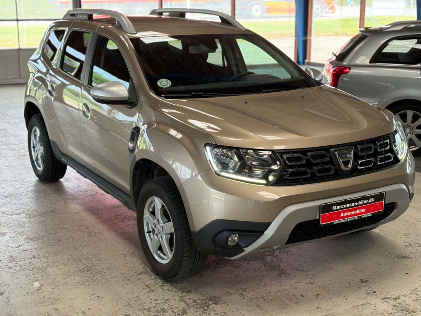 Orange Dacia Duster fra 2018 set udefra