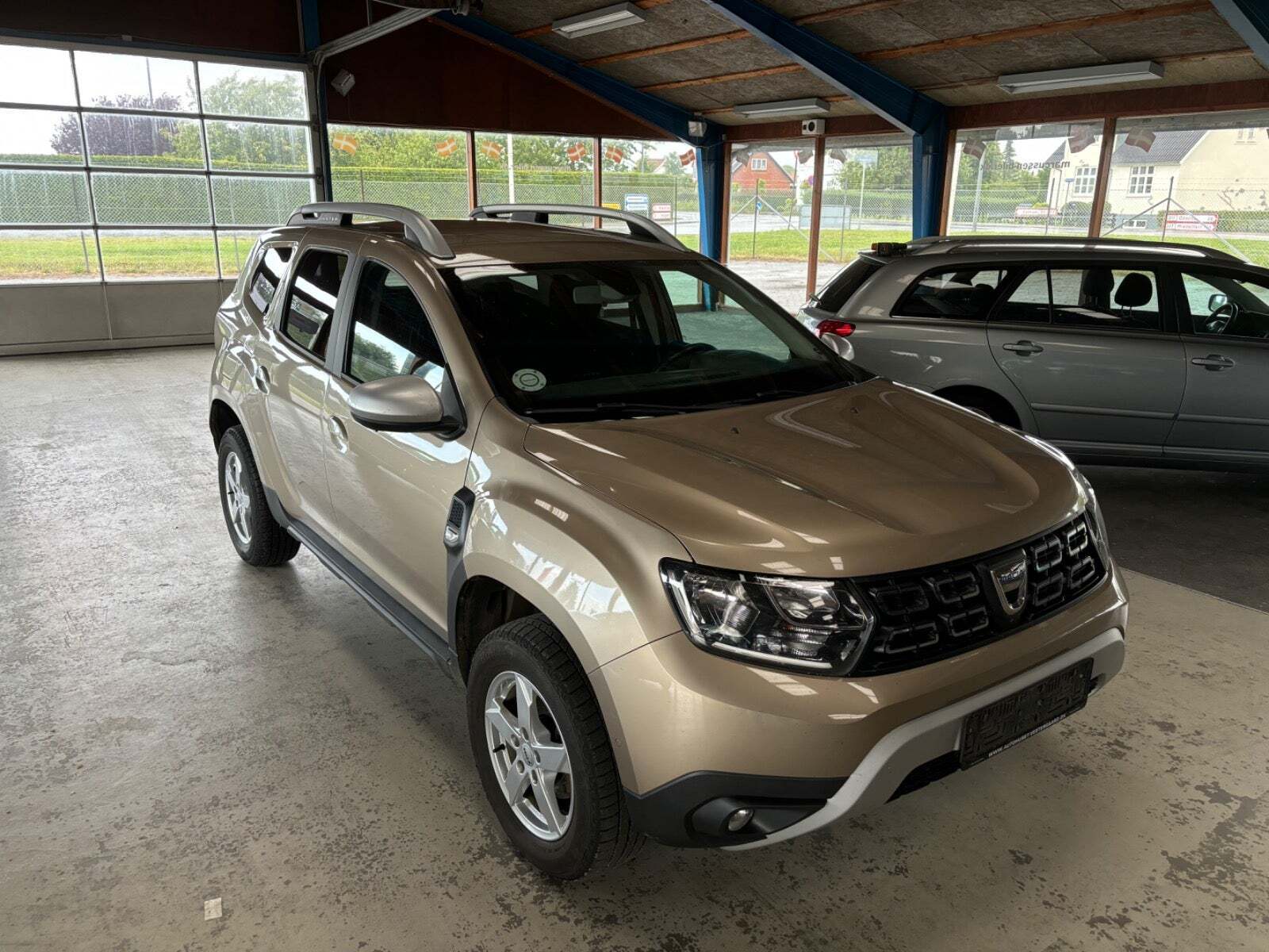 Orange Dacia Duster fra 2018