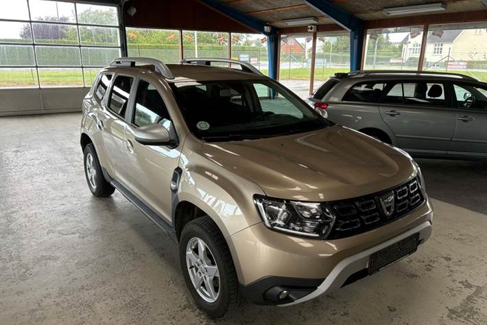 Orange Dacia Duster fra 2018