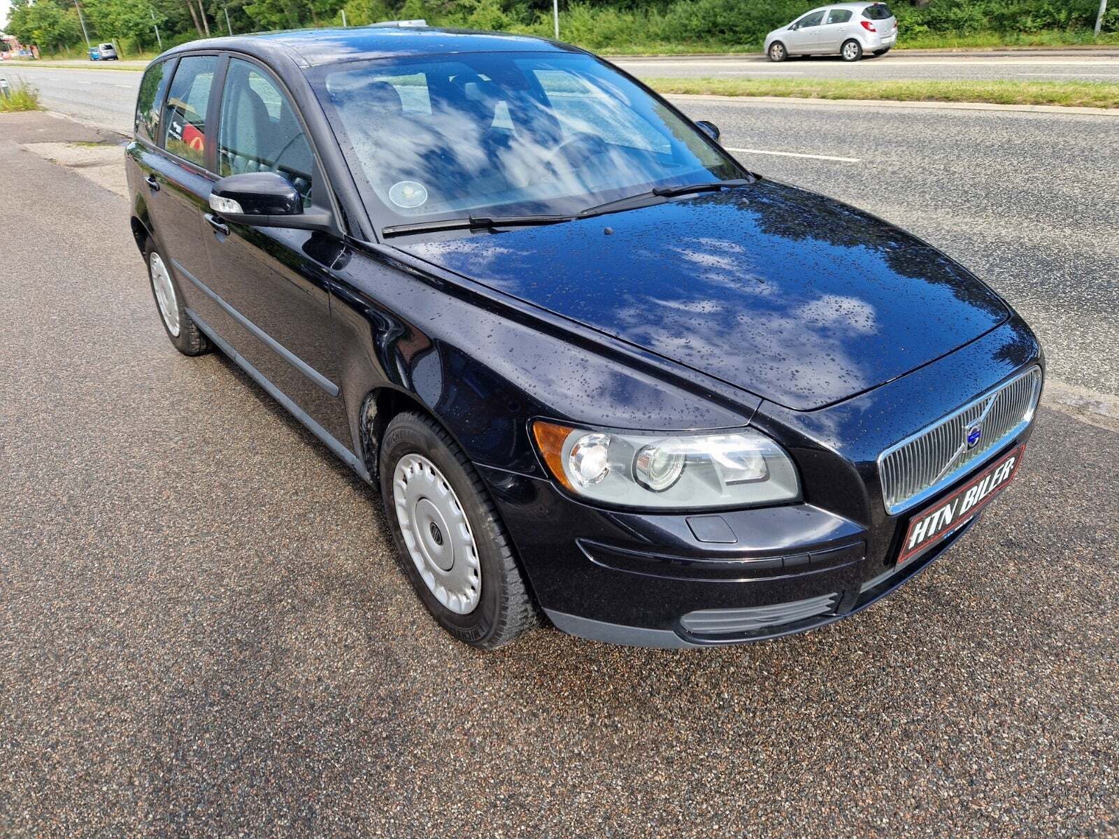Sort Volvo V50 fra 2007 set udefra