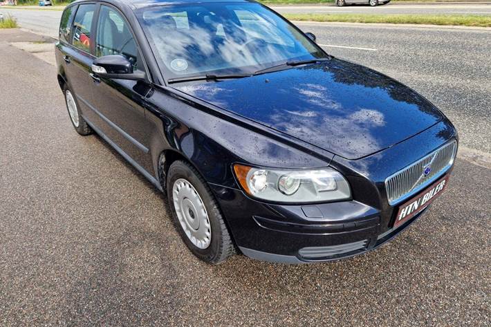 Sort Volvo V50 fra 2007 set udefra