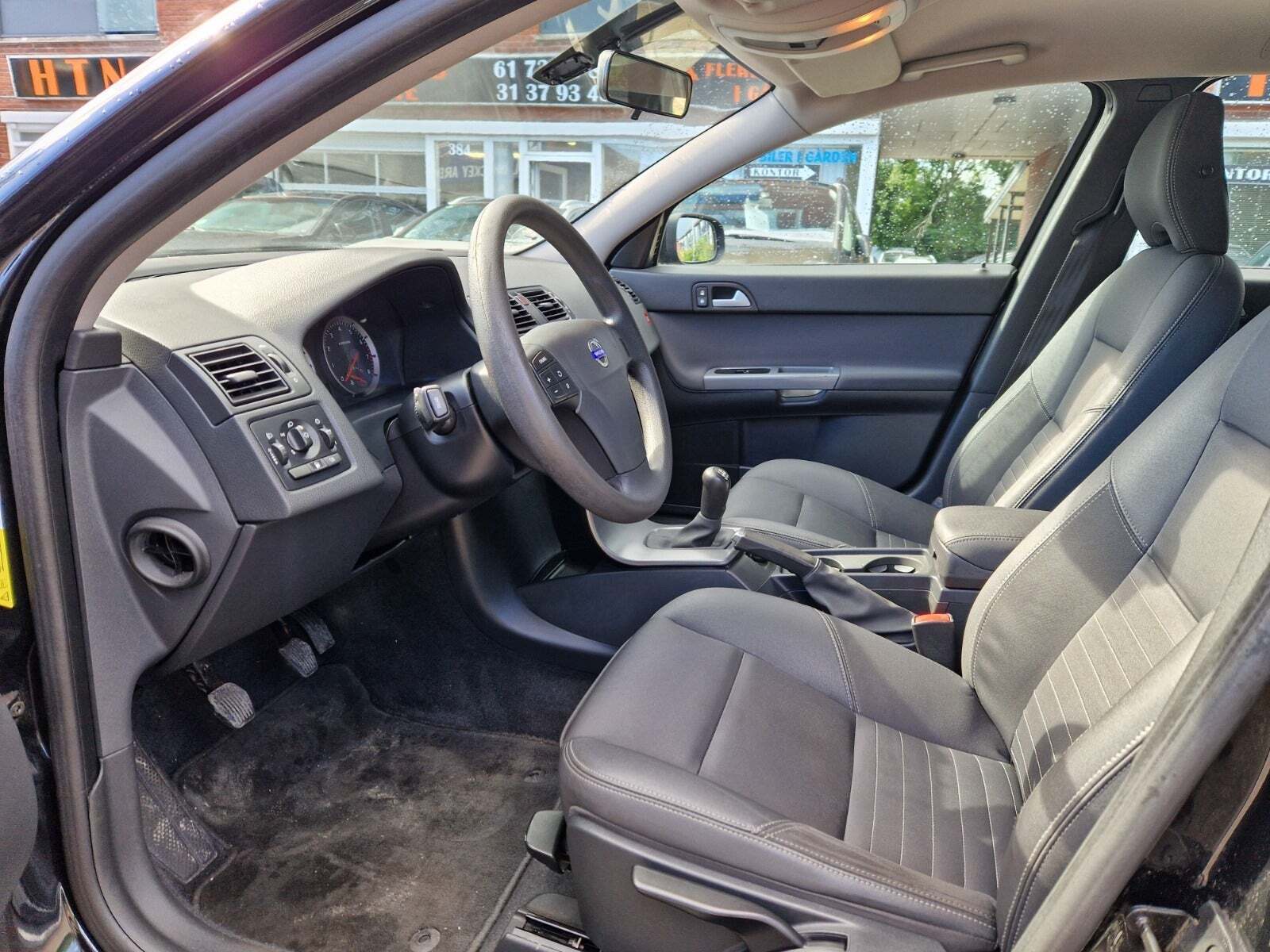 Sort Volvo V50 fra 2007 set indefra