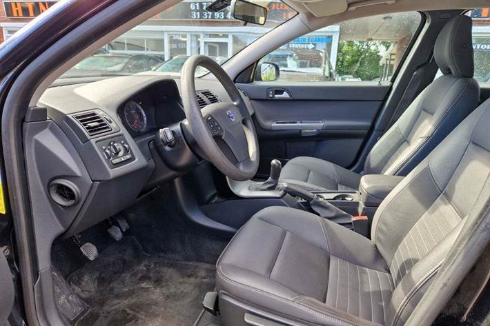 Sort Volvo V50 fra 2007 set indefra