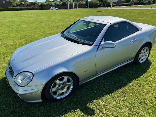 Sølv Mercedes SLK230 fra 2004 set udefra