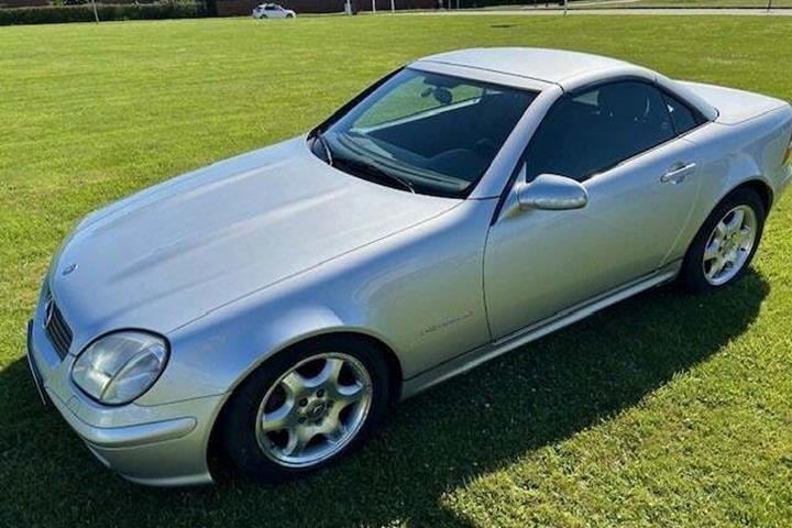 Sølv Mercedes SLK230 fra 2004 set udefra