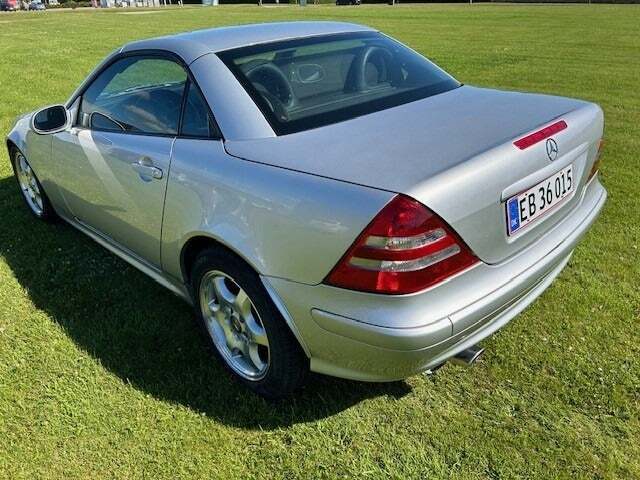 Sølv Mercedes SLK230 fra 2004 set udefra