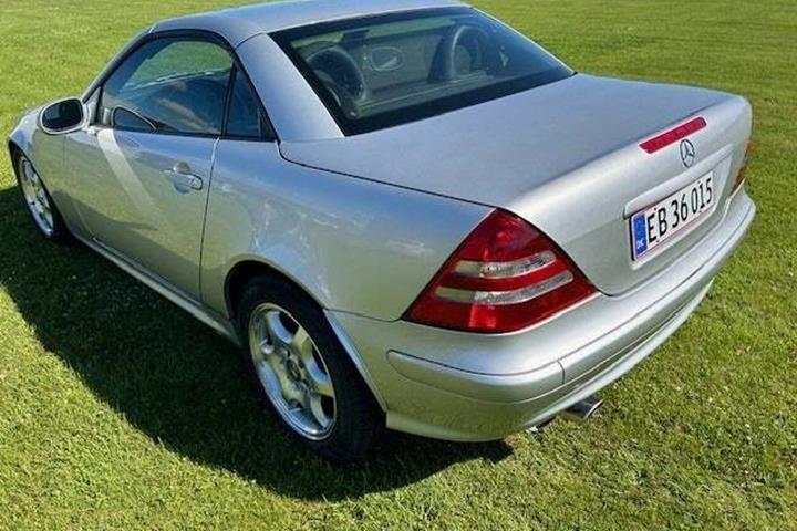 Sølv Mercedes SLK230 fra 2004 set udefra