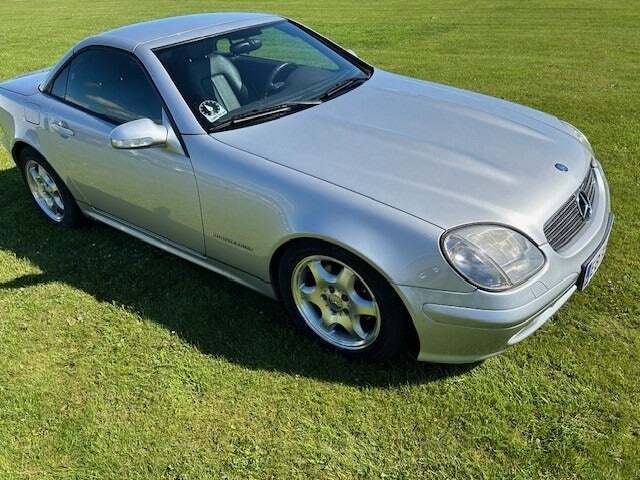 Sølv Mercedes SLK230 fra 2004 set udefra
