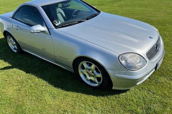 Sølv Mercedes SLK230 fra 2004 set udefra