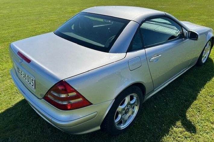 Sølv Mercedes SLK230 fra 2004 set udefra