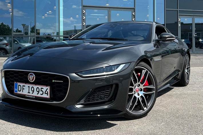 Grå Jaguar F-Type fra 2022 set udefra