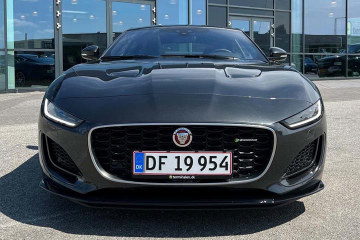 Grå Jaguar F-Type fra 2022 set udefra