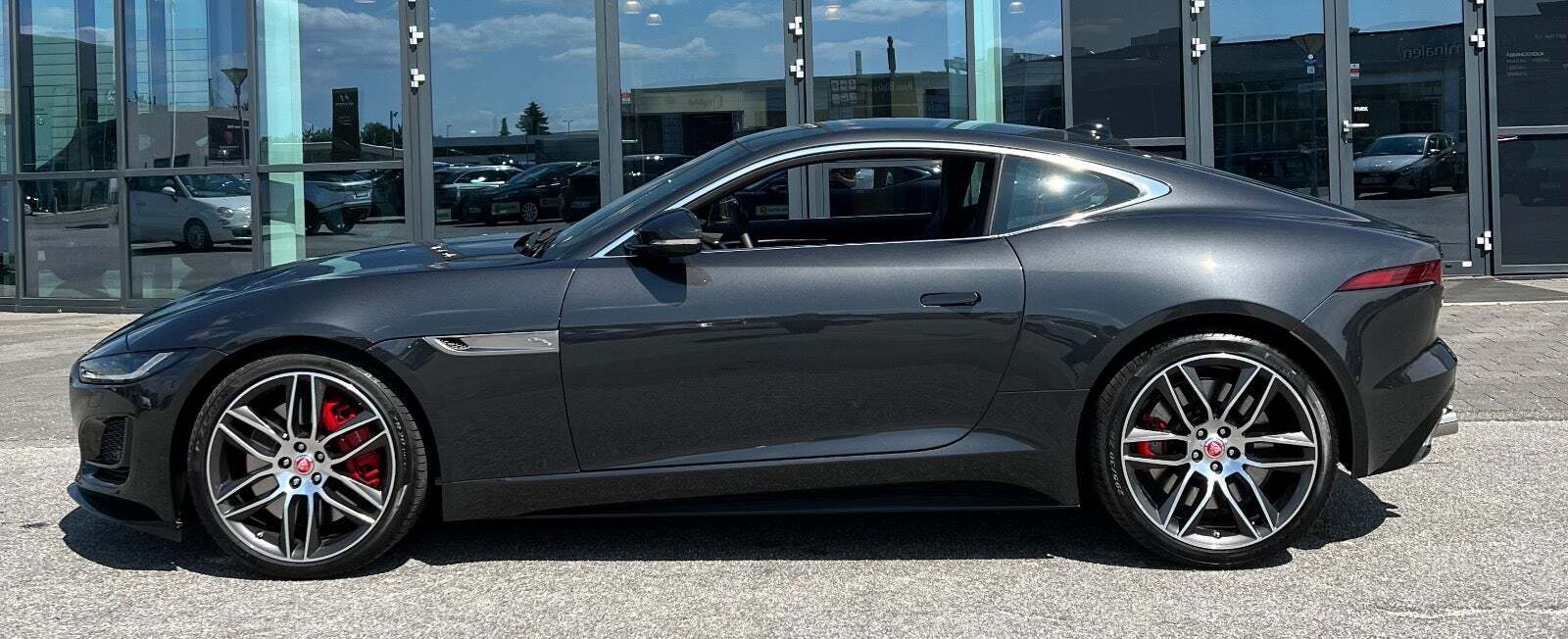 Grå Jaguar F-Type fra 2022