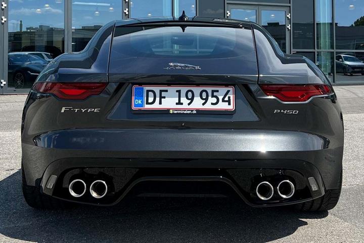 Grå Jaguar F-Type fra 2022 set udefra