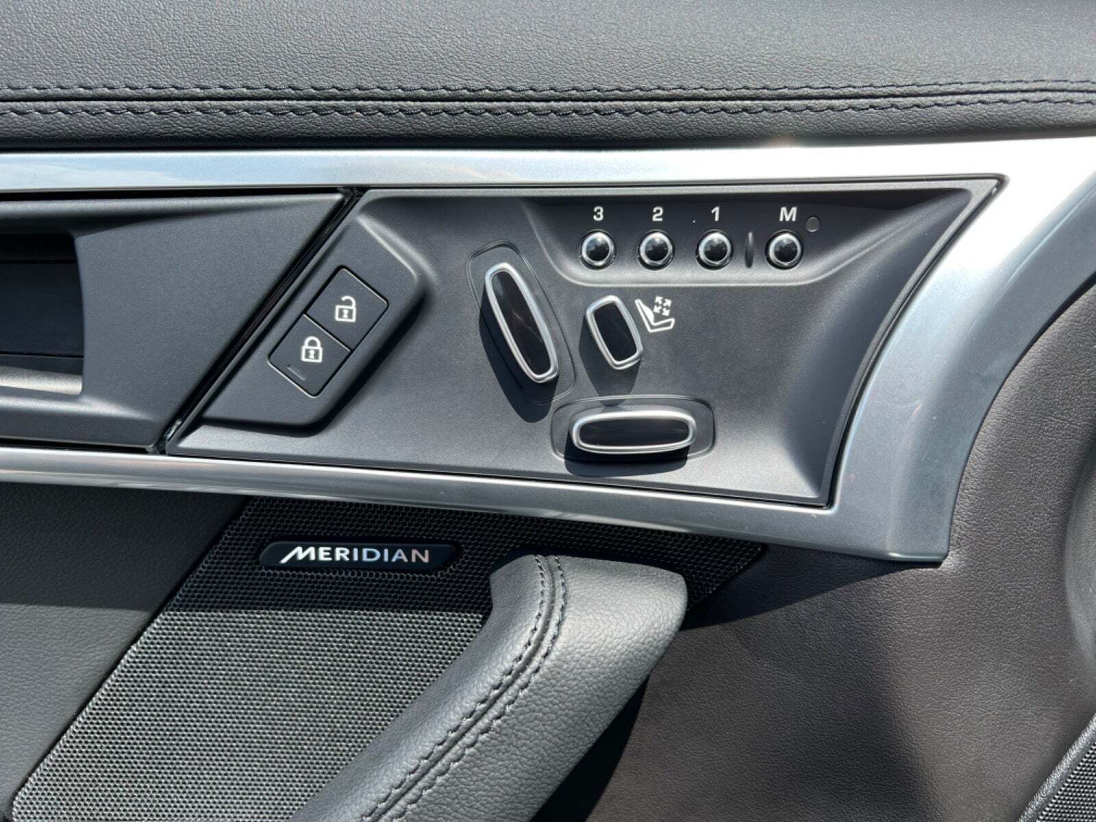 Grå Jaguar F-Type fra 2022 set indefra