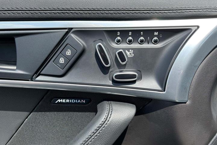 Grå Jaguar F-Type fra 2022 set indefra