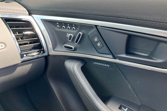 Grå Jaguar F-Type fra 2022