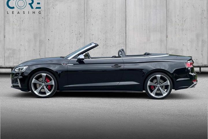 Sort Audi S5 fra 2018 set udefra