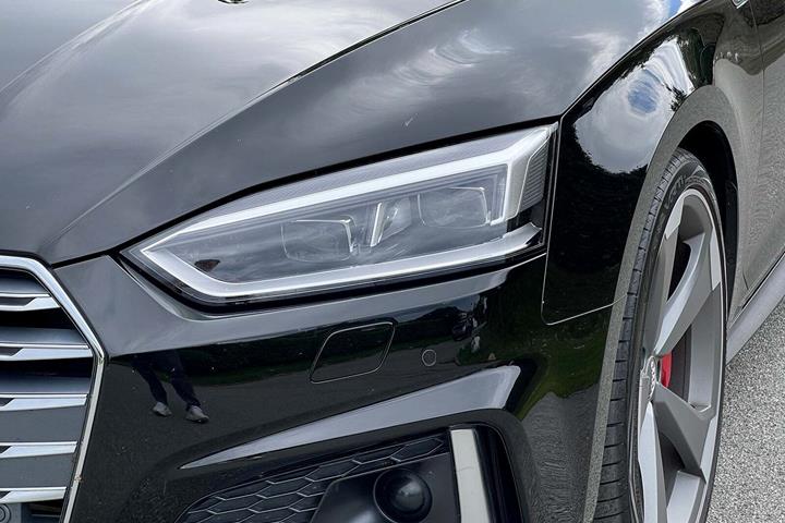 Sort Audi S5 fra 2018 set udefra