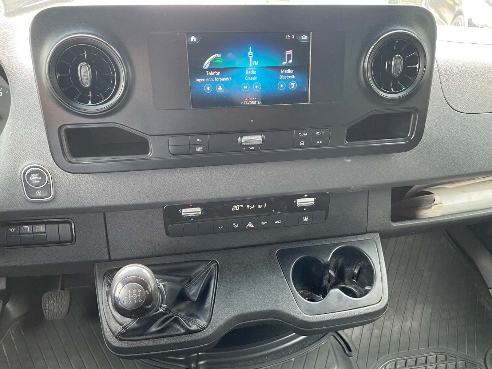 Hvid Mercedes Sprinter 516 fra 2018 set indefra